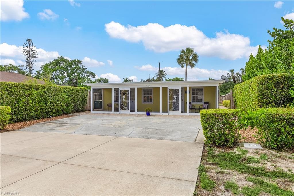 782 107th AVE N NAPLES, FL 34108