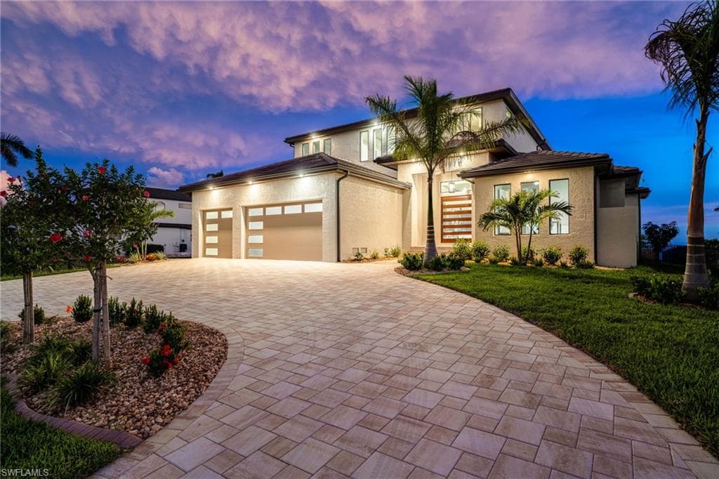 1024 Dolphin DR CAPE CORAL, FL 33904