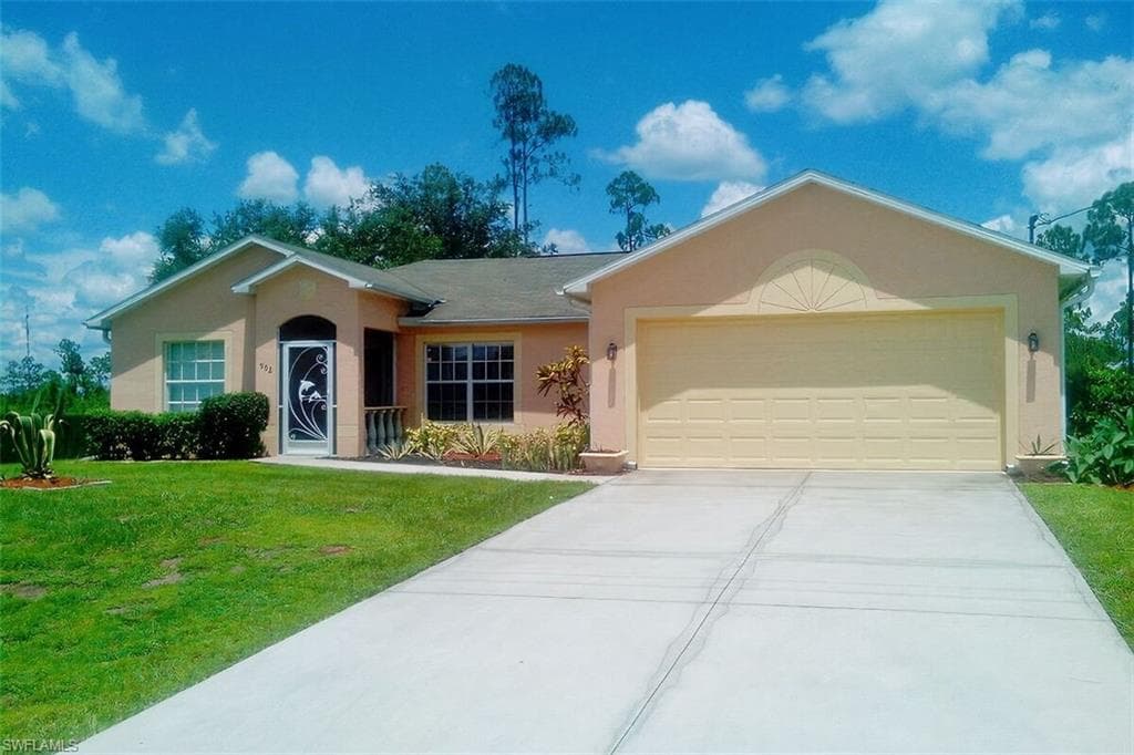 902 McArthur AVE LEHIGH ACRES, FL 33936