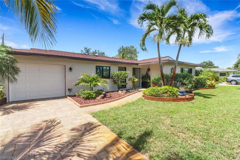 1015 El Valle AVE FORT MYERS, FL 33919