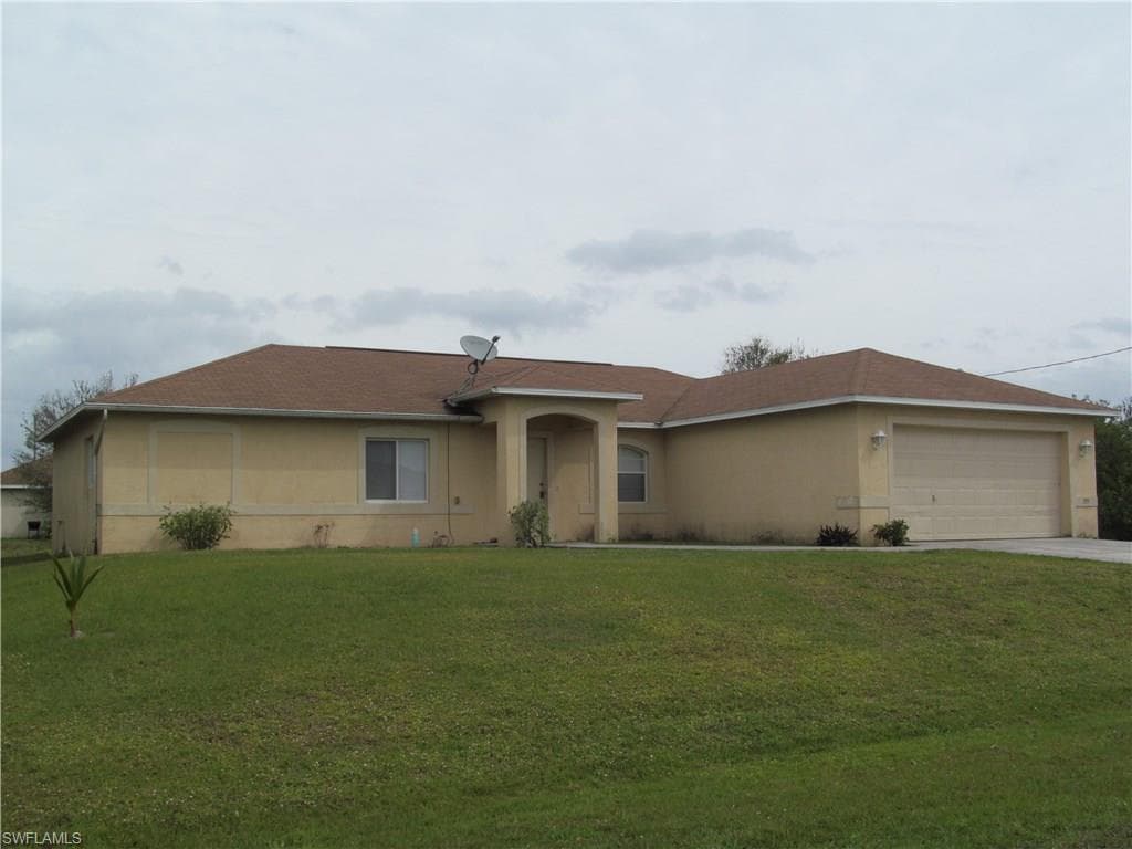335 Pinehurst AVE LEHIGH ACRES, FL 33974