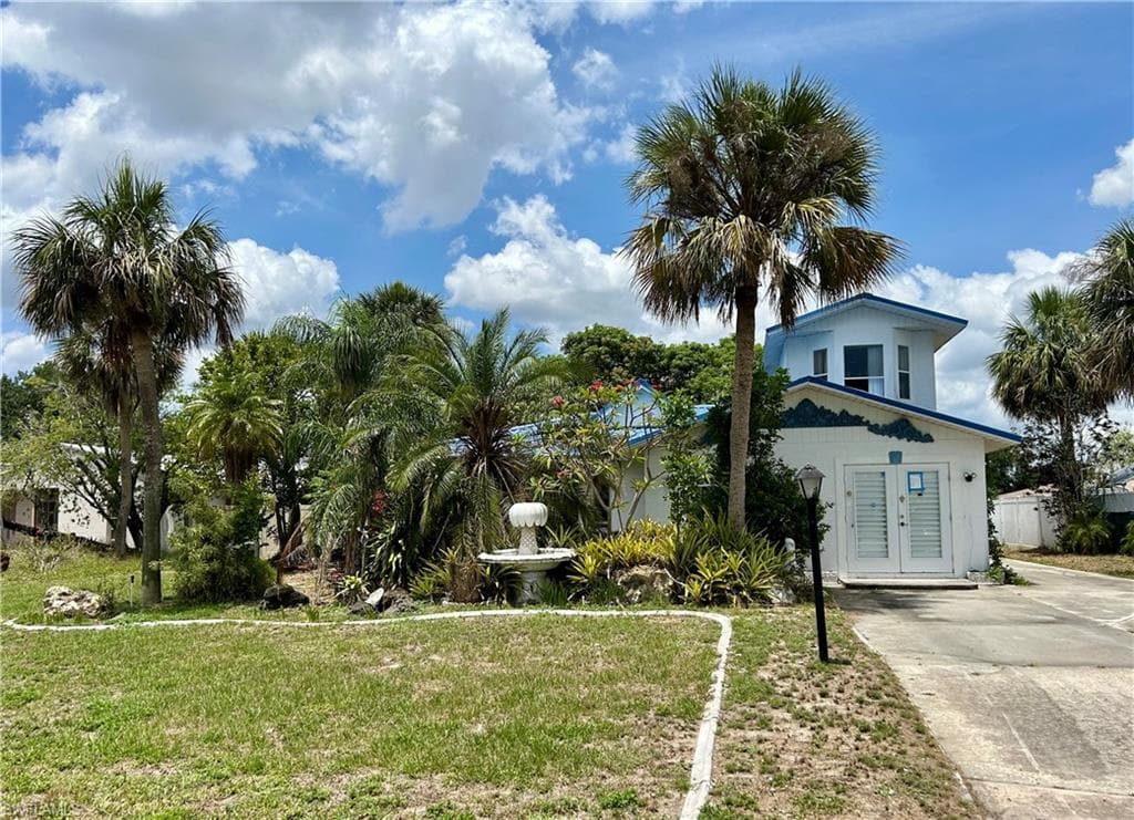 211 Oakmont PKWY LEHIGH ACRES, FL 33936