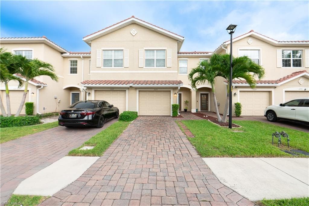 2693 Citrus ST NAPLES, FL 34120