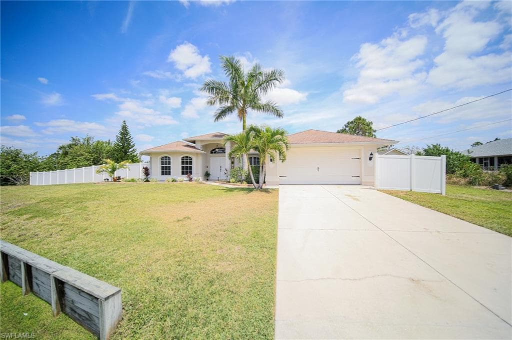 823 Portland ST E LEHIGH ACRES, FL 33974