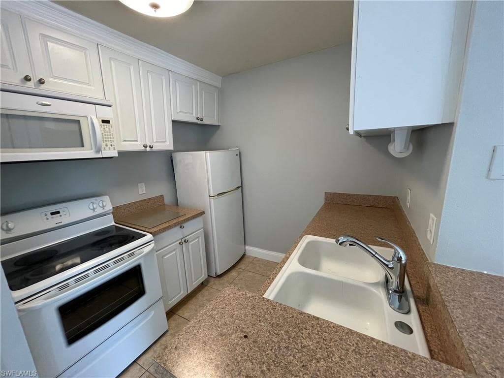 185 Santa Clara DR 8 NAPLES, FL 34104