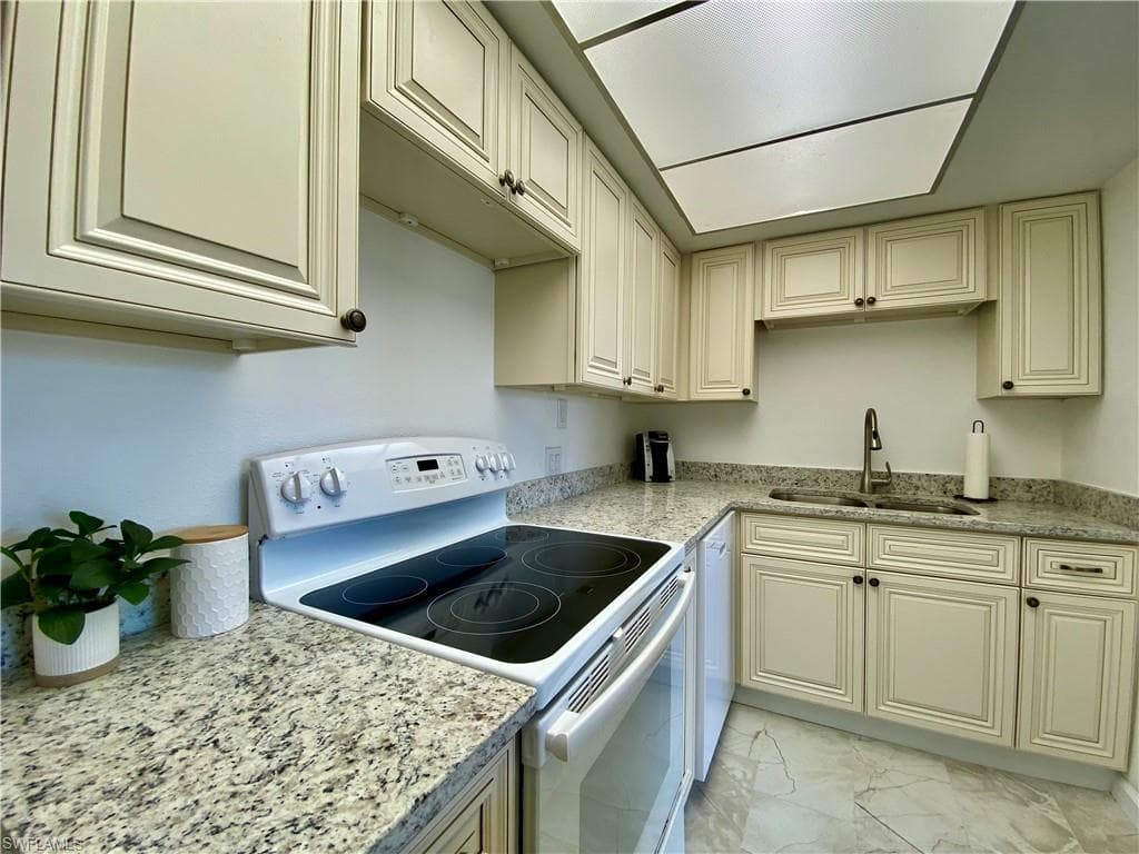 4906 Victoria DR 107 CAPE CORAL, FL 33904