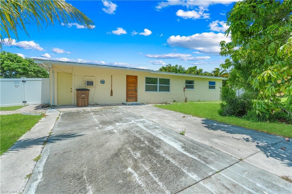 127 Schneider DR FORT MYERS, FL 33905