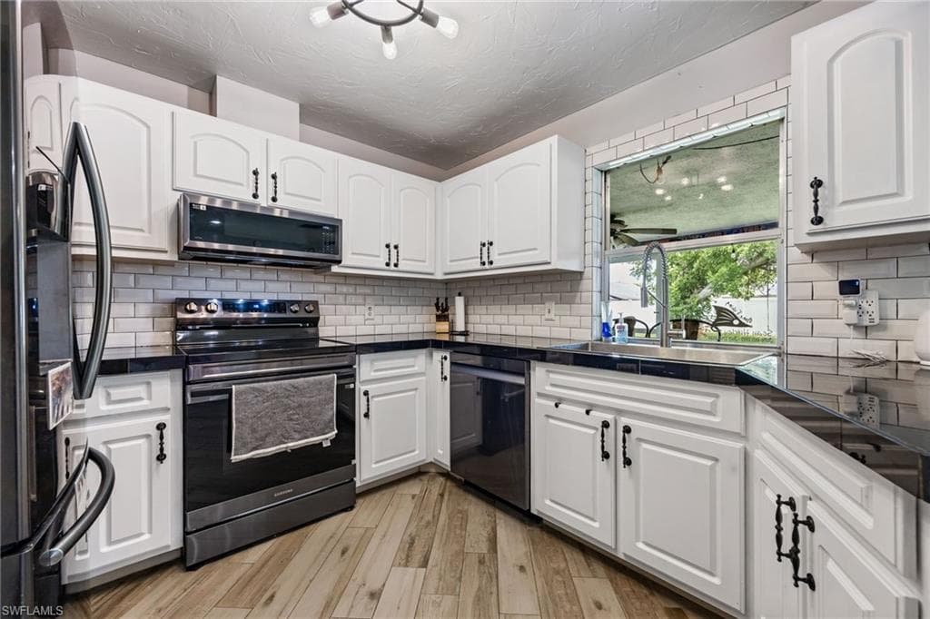 463 SE 17th AVE CAPE CORAL, FL 33990