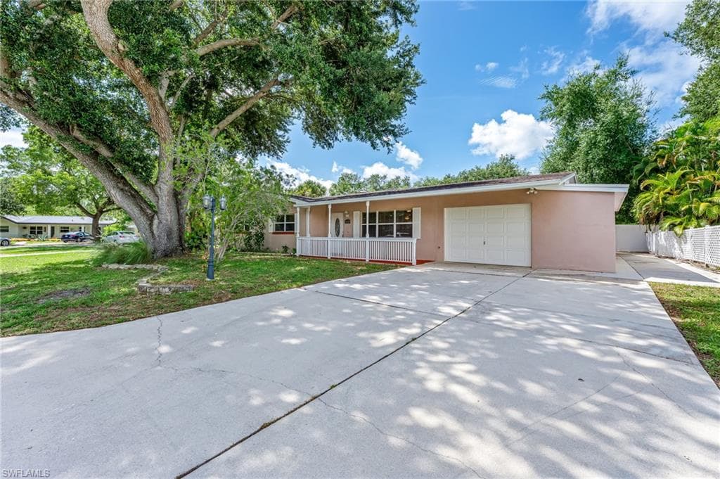 4634 Siesta CIR FORT MYERS, FL 33901