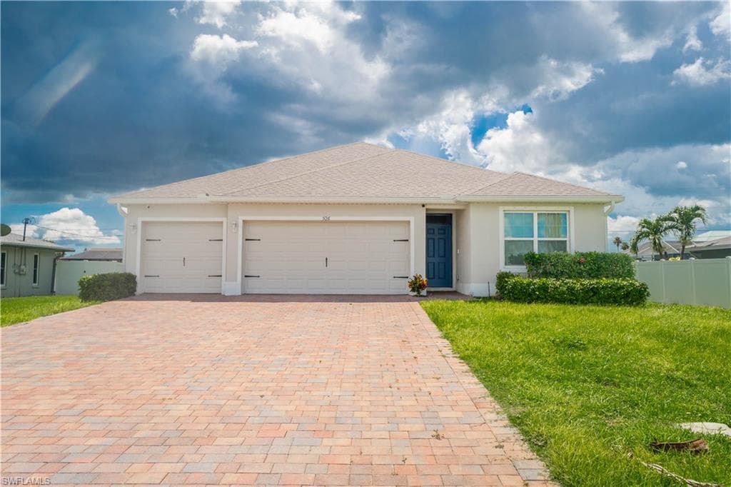 526 SE 20th CT CAPE CORAL, FL 33990