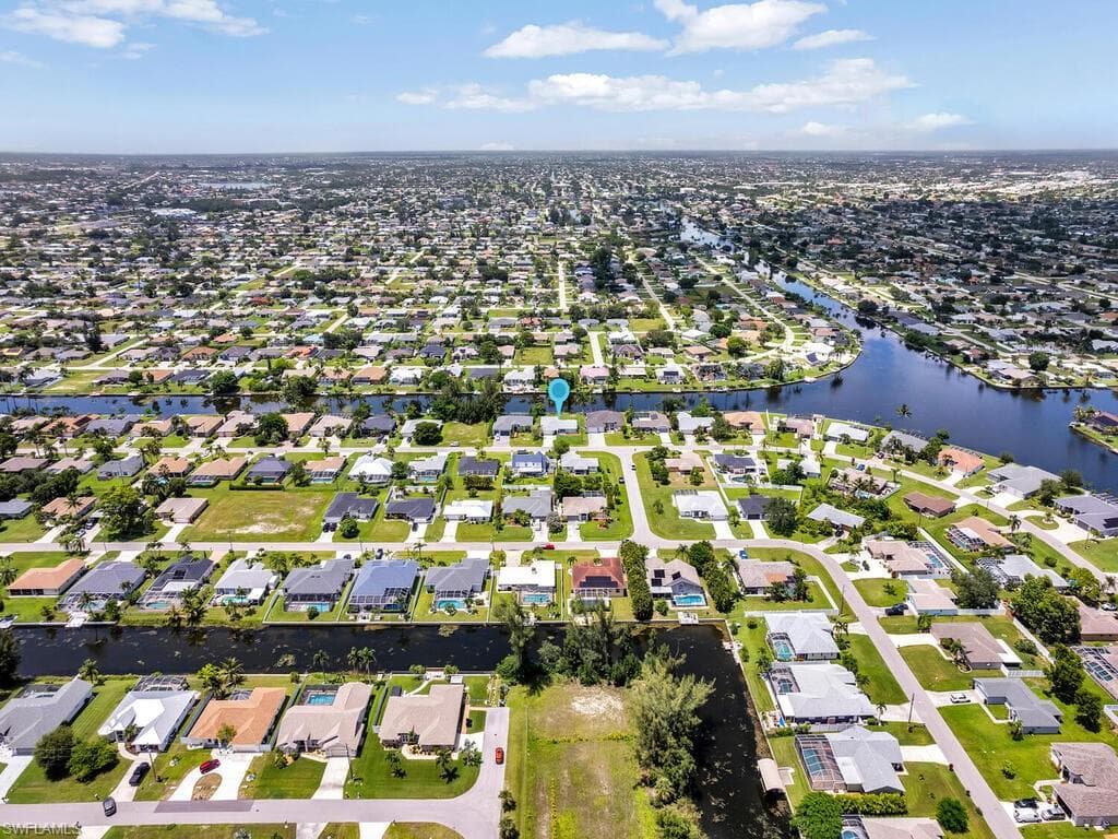 427 SE 21st ST CAPE CORAL, FL 33990