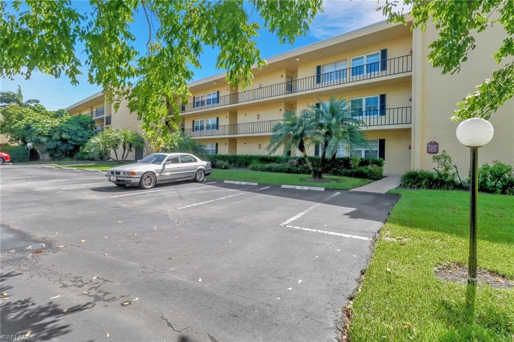 1085 forest lakes DR 109 NAPLES, FL 34105