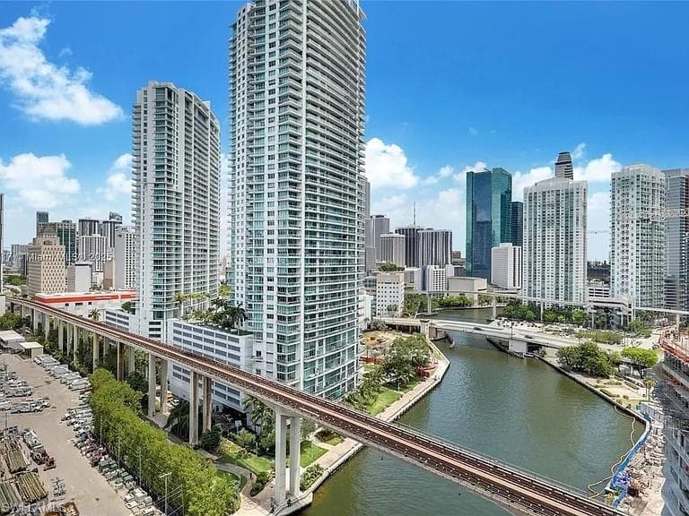 690 1st CT N MIAMI, FL 33130