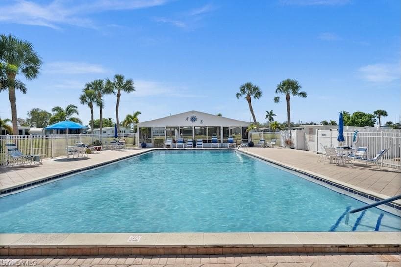 387 Horizon DR NORTH FORT MYERS, FL 33903