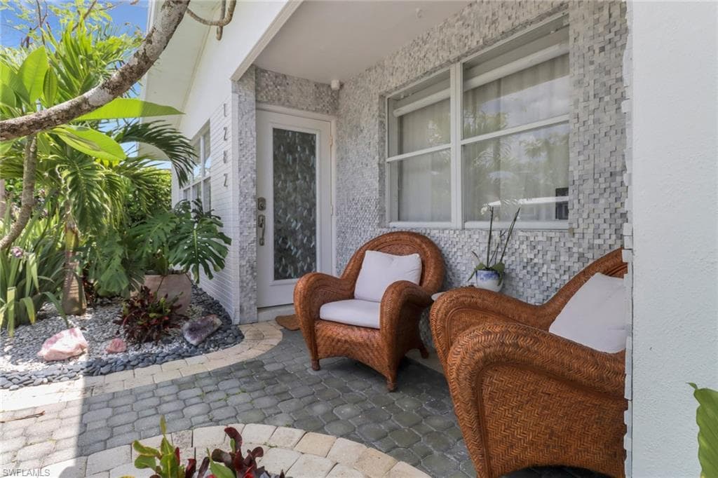 1282 Illinois DR NAPLES, FL 34103