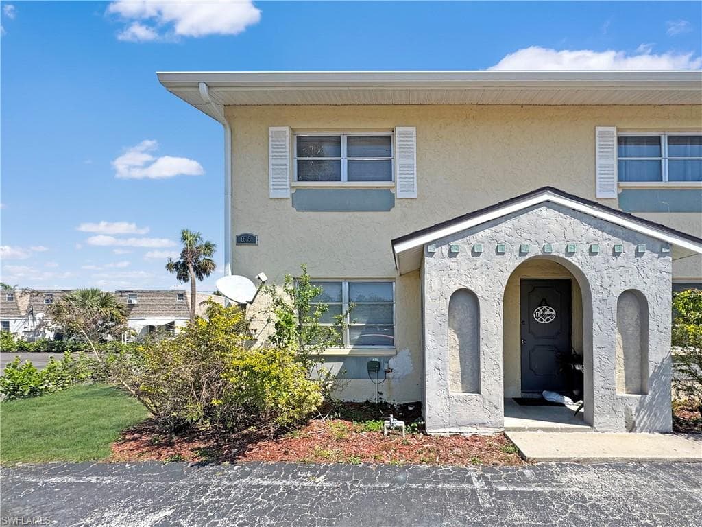 6635 Warwick CIR 6 FORT MYERS, FL 33919
