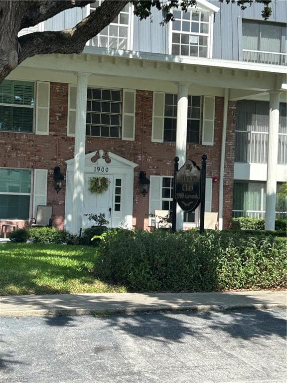 1900 Alamanda DR 205 NAPLES, FL 34102