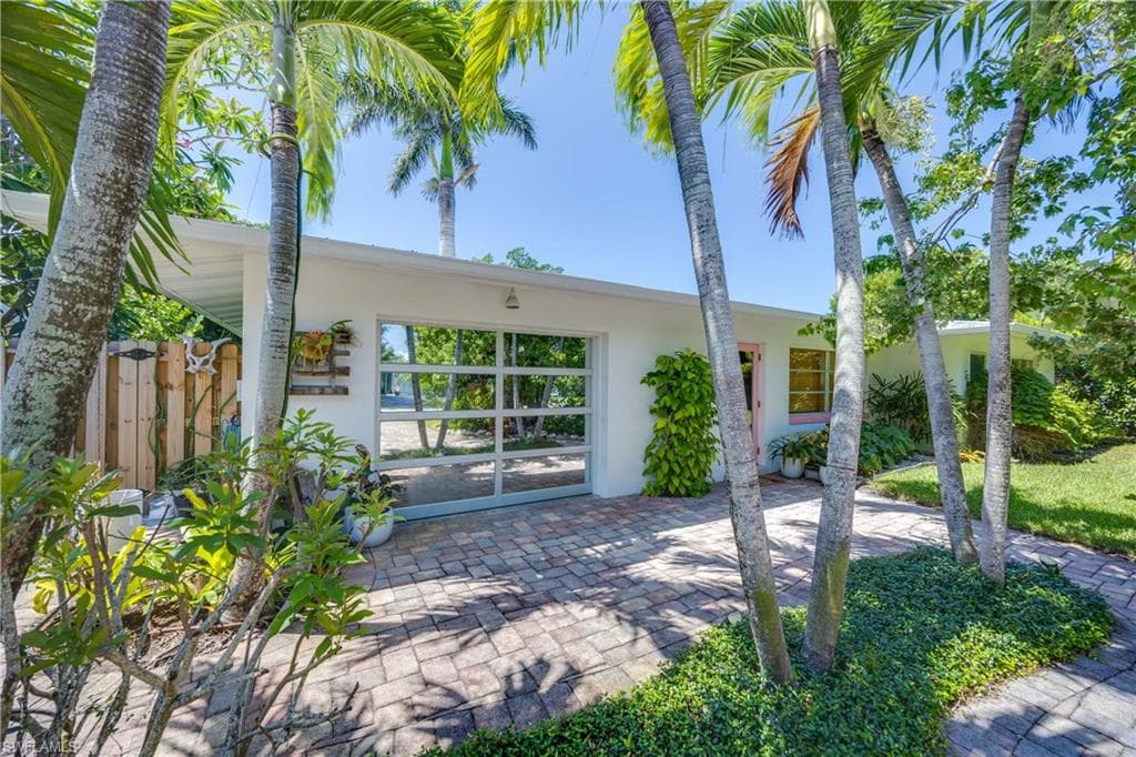 1304 Milano DR NAPLES, FL 34103