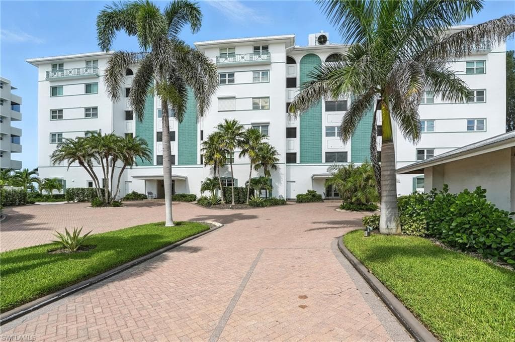 2011 Gulf Shore BLVD N 26 NAPLES, FL 34102