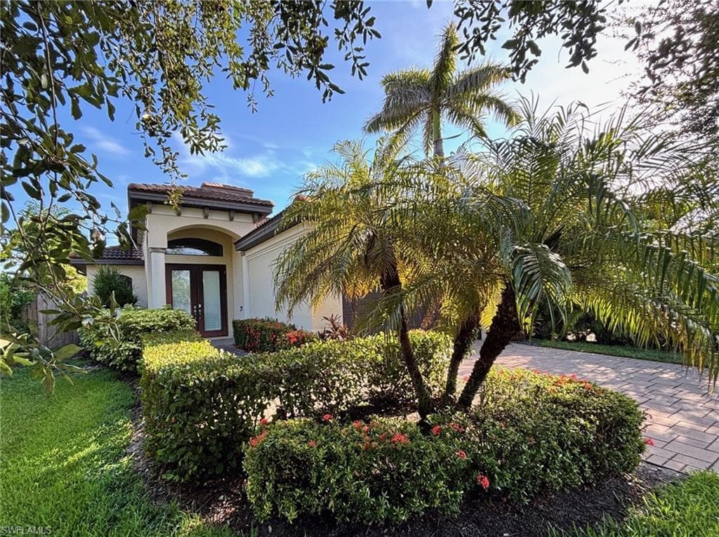 643 106th AVE N NAPLES, FL 34108