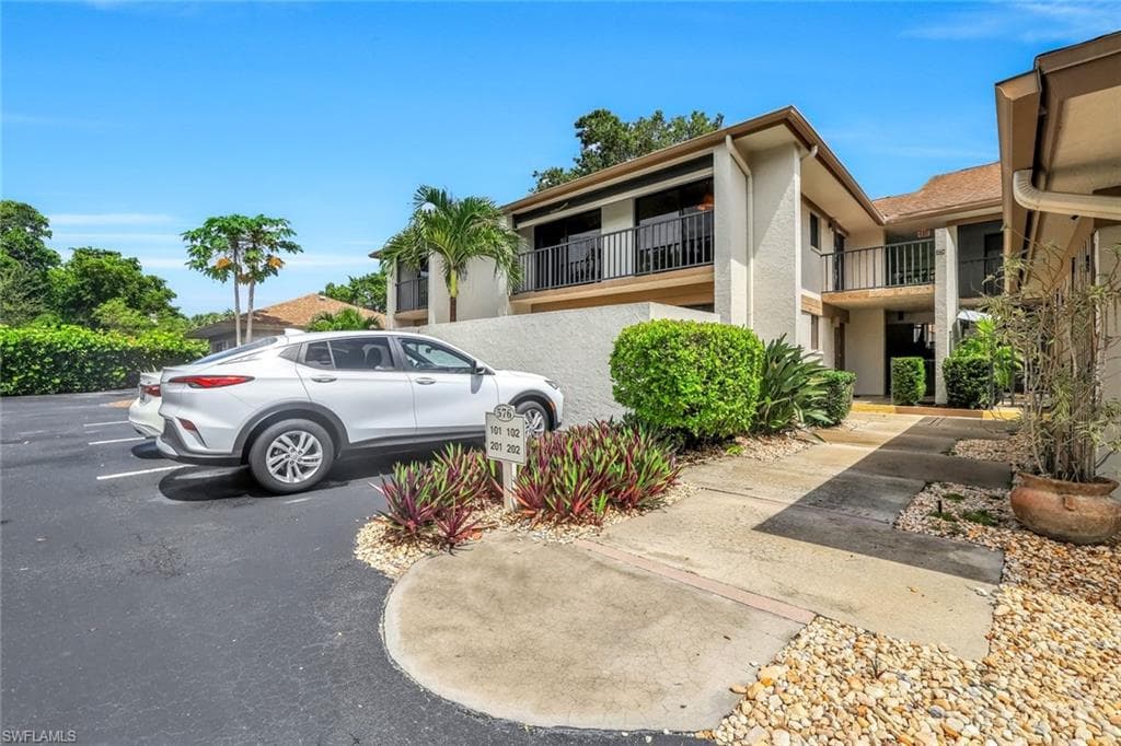 576 Retreat DR 201 NAPLES, FL 34110