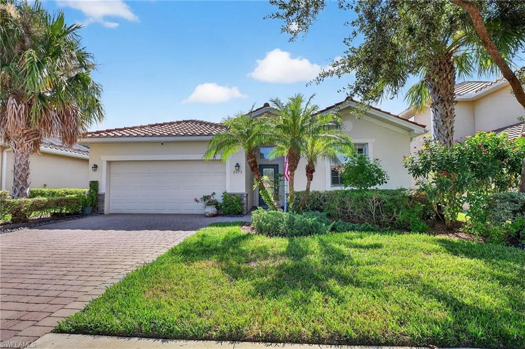 2073 Fairmont LN NAPLES, FL 34120