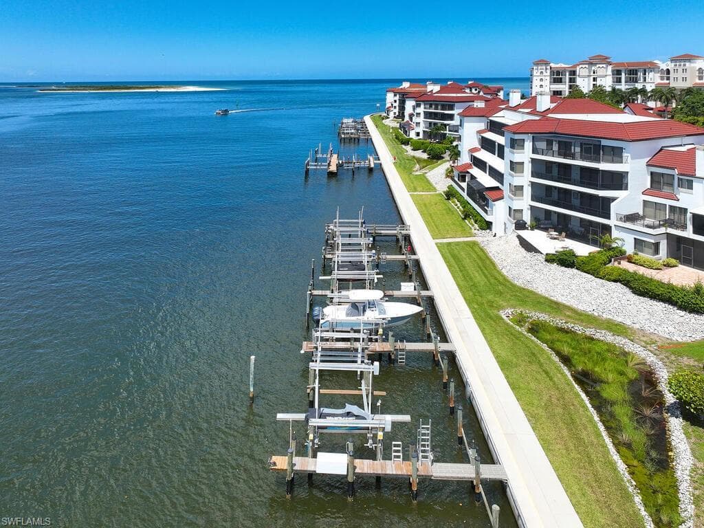 324 La Peninsula BLVD 324 NAPLES, FL 34113