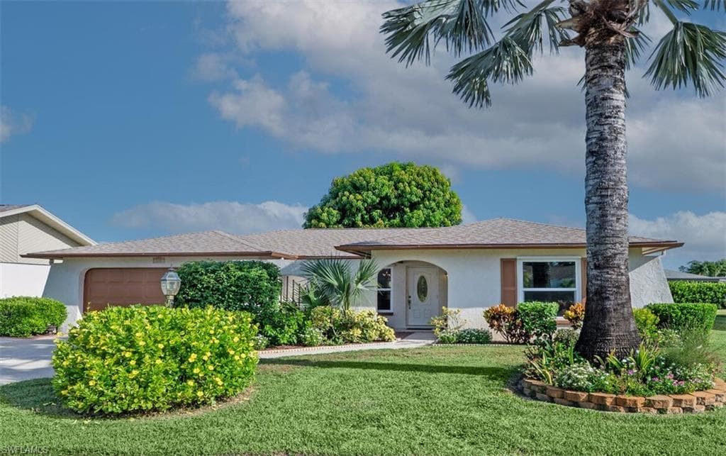 105 Champagne CT NAPLES, FL 34112