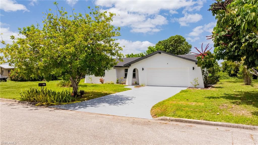 220 Daleview AVE LEHIGH ACRES, FL 33936