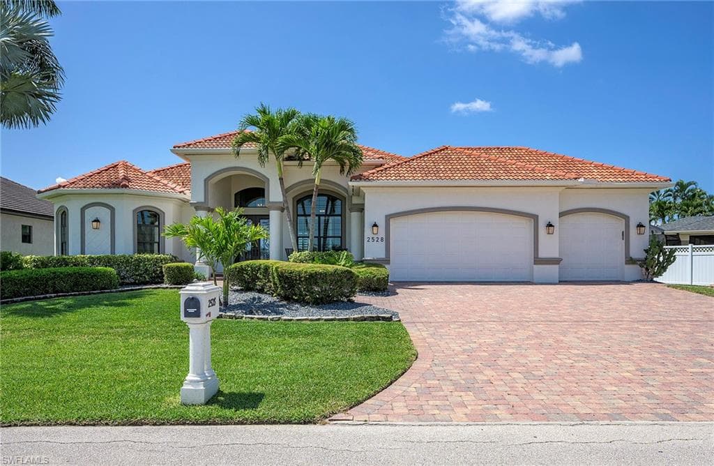 2528 SW 39th TER CAPE CORAL, FL 33914