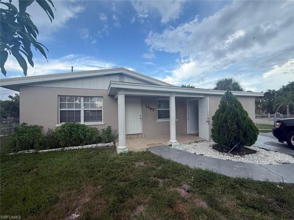1665 Henderson AVE FORT MYERS, FL 33916