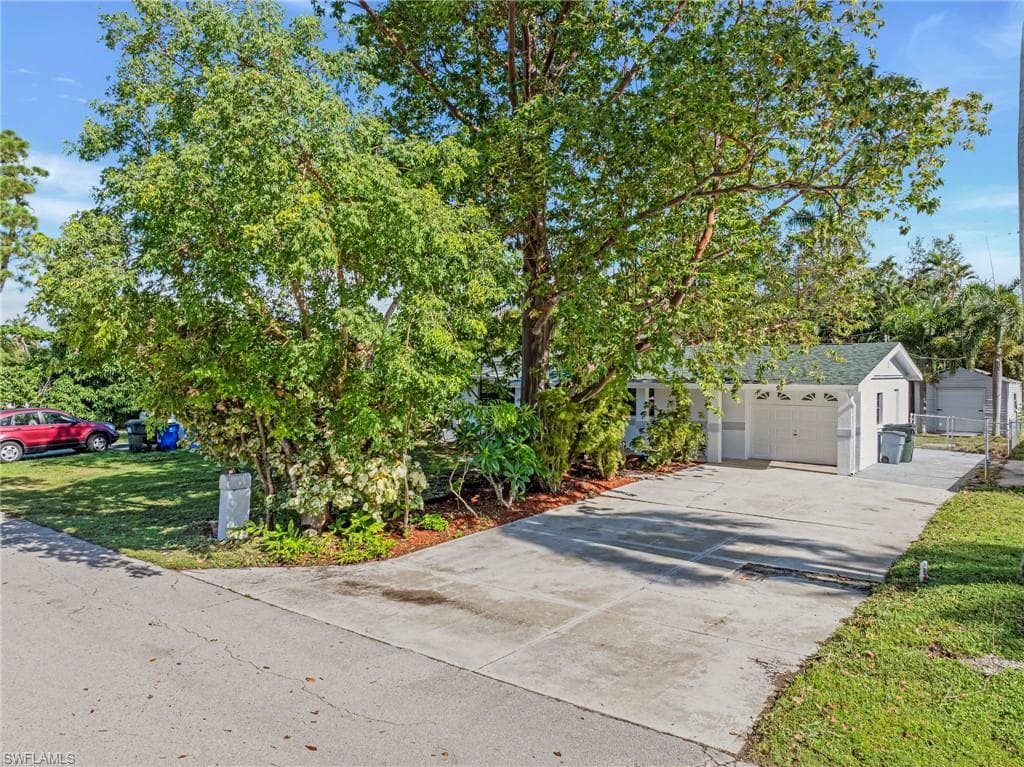 1427 Davis DR FORT MYERS, FL 33919