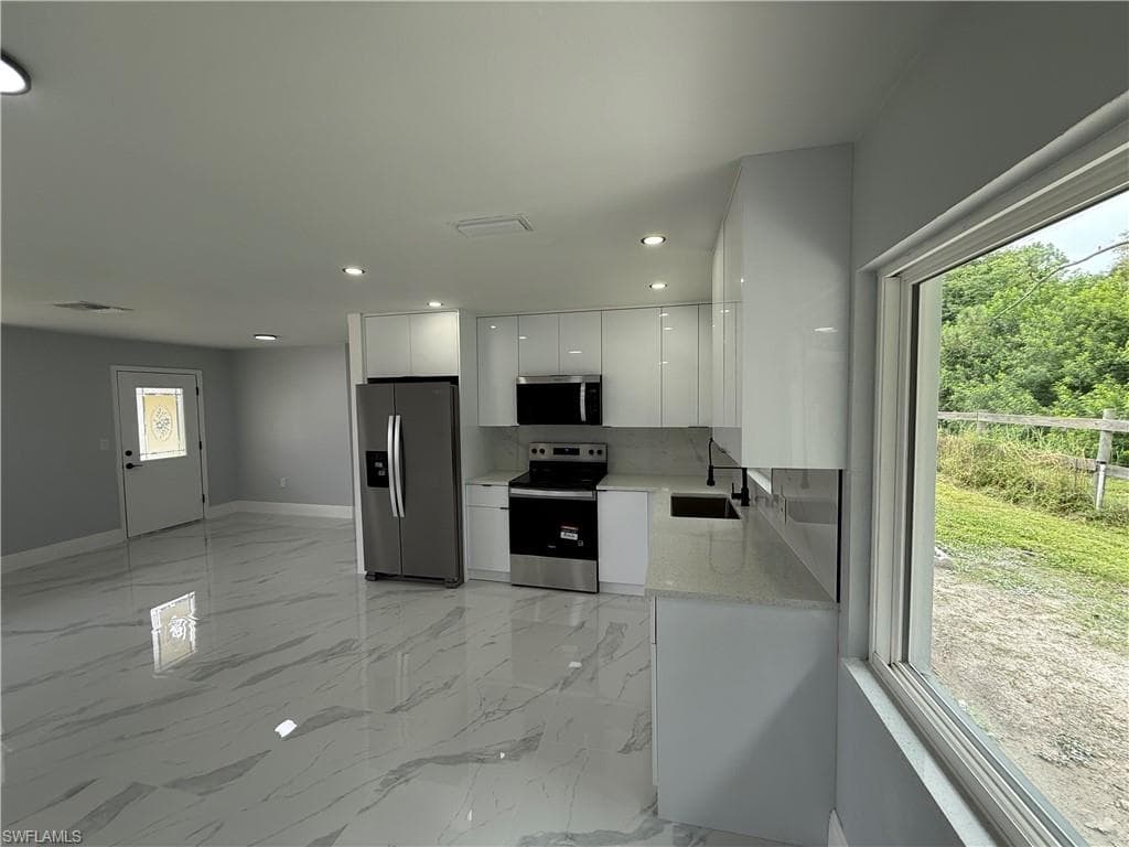16 Glenmont DR W NORTH FORT MYERS, FL 33917