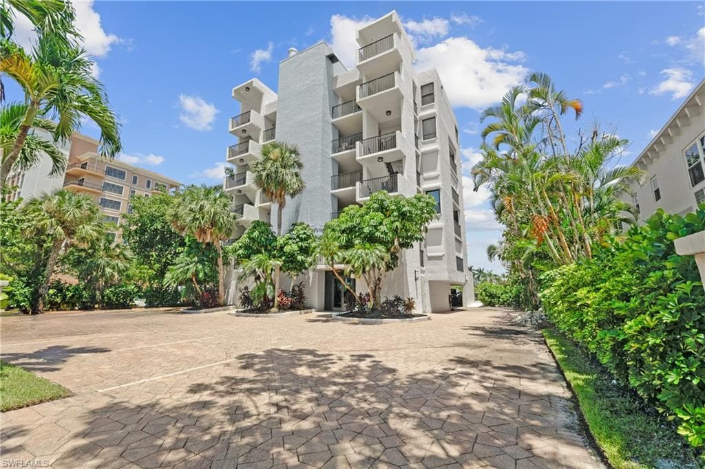 10562 Gulf Shore DR 101/102 NAPLES, FL 34108
