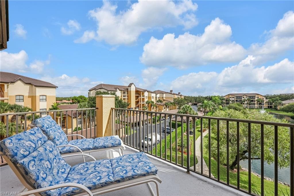 195 Vintage CIR 402 NAPLES, FL 34119