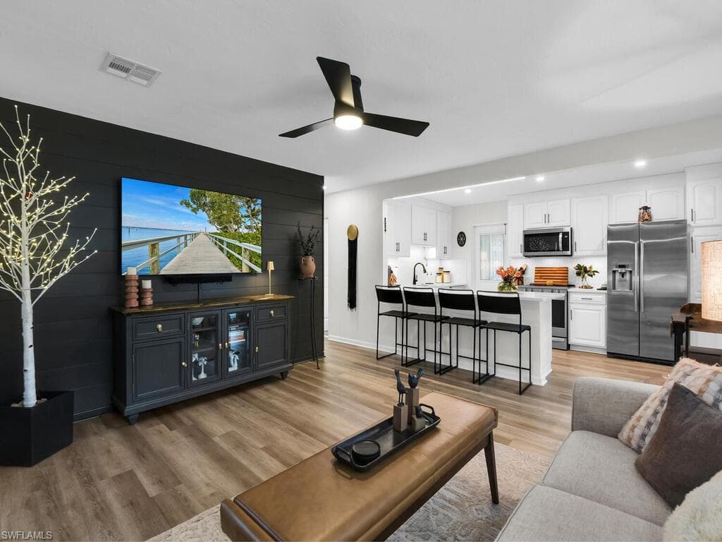 619 10th ST N NAPLES, FL 34102
