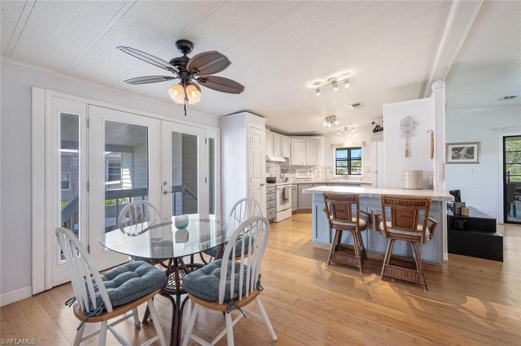 105 Calais CT NAPLES, FL 34112