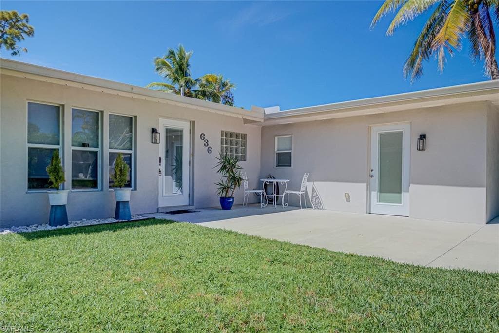 636 106th AVE N NAPLES, FL 34108