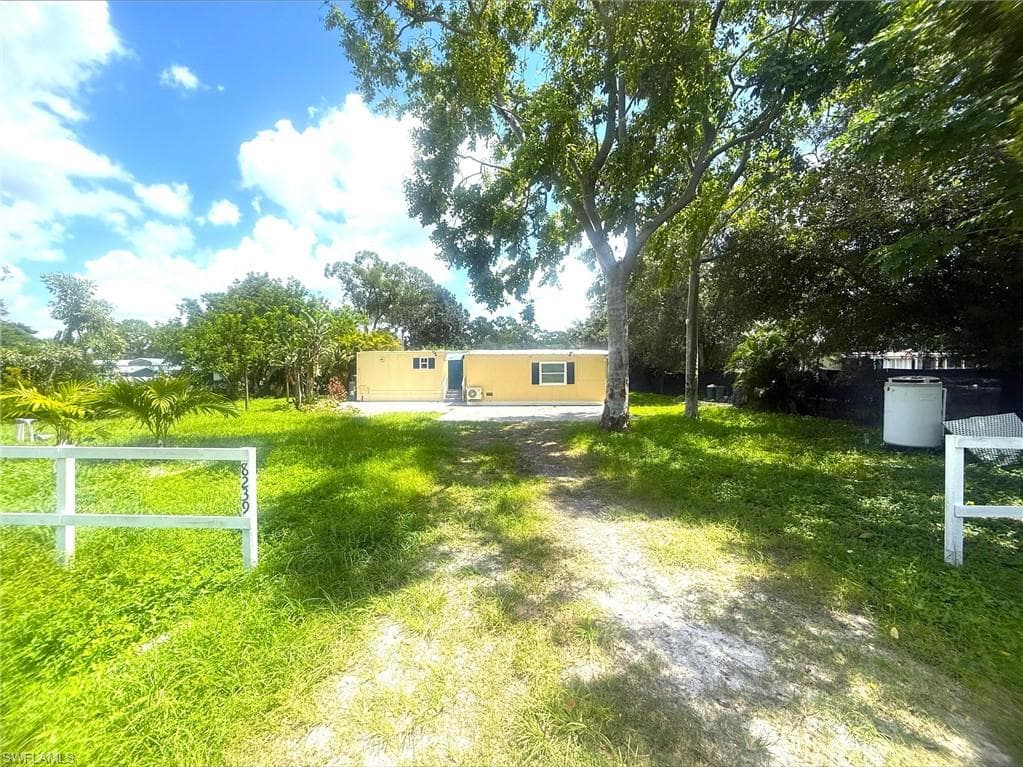 8239 Suncoast DR NORTH FORT MYERS, FL 33917