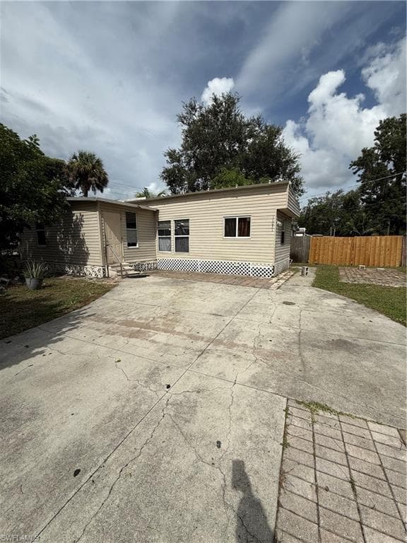 11051 Wagon TRL BONITA SPRINGS, FL 34135
