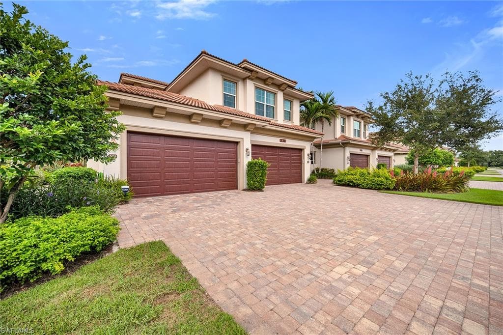 7813 Hawthorne DR 2403 NAPLES, FL 34113