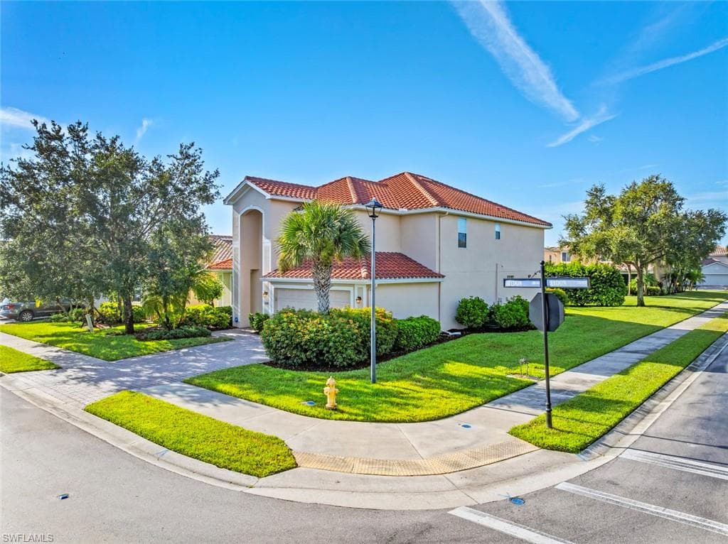 2330 Heydon CIR E NAPLES, FL 34120
