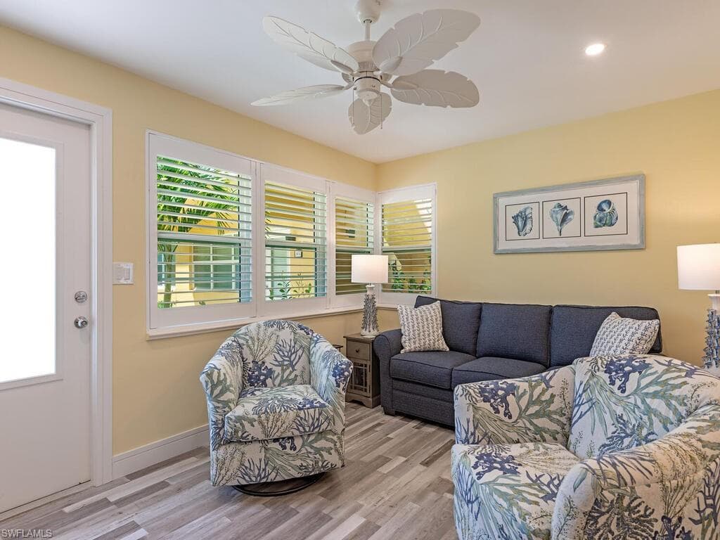 211 8th AVE S 211A NAPLES, FL 34102
