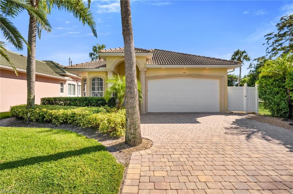 794 97th AVE N NAPLES, FL 34108