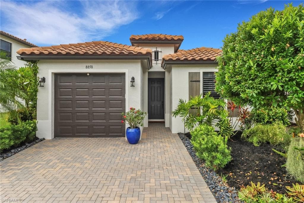8858 Madrid CIR NAPLES, FL 34104