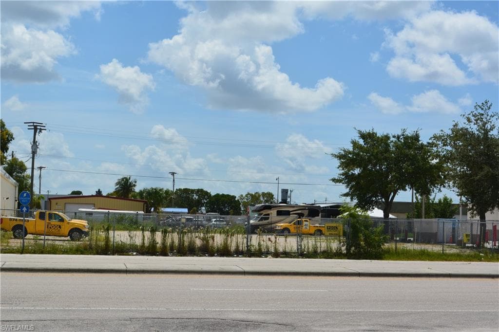 929 Country Club BLVD CAPE CORAL, FL 33990