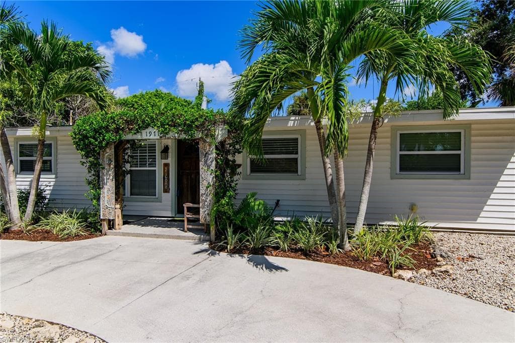 1971 Harbor LN NAPLES, FL 34104
