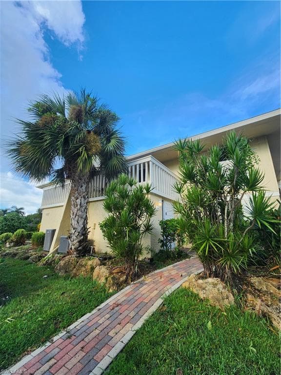 925 Palm View DR F-120 NAPLES, FL 34110