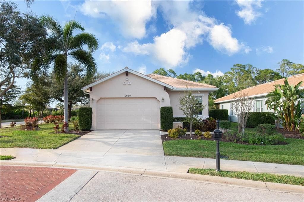 10696 Camarelle CIR FORT MYERS, FL 33913