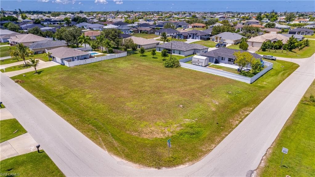 860 NE 7th PL CAPE CORAL, FL 33909